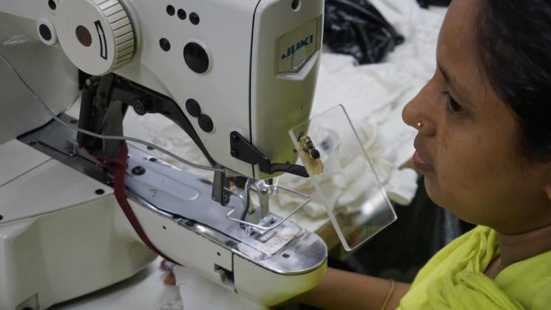 Eine von 4,5 Millionen Menschen, die in Bangladesch in der Textilindustrie arbeiten.