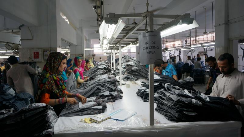Arbeiter in Textilfabrik