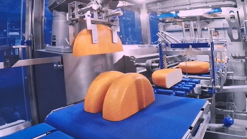 Vollautomatische Maschinen zum Schneiden von Wurst, Käse und Gemüse.